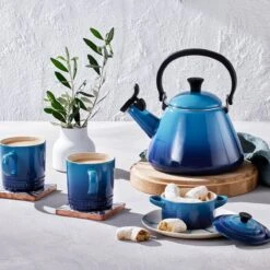 Le Creuset Kone Fluitketel 1,6 Liter Staal Azure 9 Le Creuset Kone Fluitketel 1,6 Liter Staal Azure -Keukenbenodigdheden Winkel 40101022200000 alt4