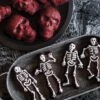 Nordic Ware Spooky Skeleton Bakvorm 4 Stuks Aluminium Bronskleurig 2 Nordic Ware Spooky Skeleton Bakvorm 4 Stuks Aluminium Bronskleurig -Keukenbenodigdheden Winkel 92148 skeleton w mini skull 780x780 09 1
