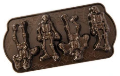 Nordic Ware Spooky Skeleton Bakvorm 4 Stuks Aluminium Bronskleurig 7 Nordic Ware Spooky Skeleton Bakvorm 4 Stuks Aluminium Bronskleurig -Keukenbenodigdheden Winkel 92148 spooky skeleton pan 780x780 1