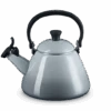 Le Creuset Kone Fluitketel 1,6 Liter Staal Mist Grey 1 Le Creuset Kone Fluitketel 1,6 Liter Staal Mist Grey -Keukenbenodigdheden Winkel lc 20201215 zs ps fs 40101025410000 001